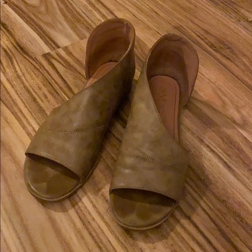 Mata slip on shoes